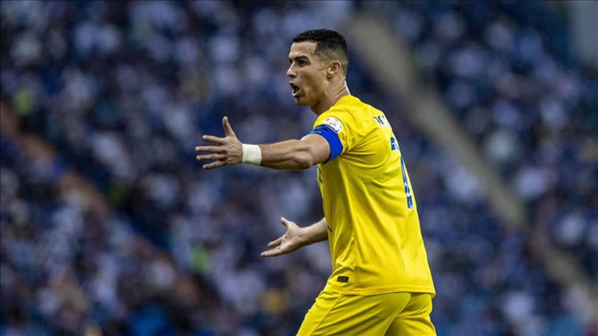 Cristiano Ronaldo'nun forma giydiği Suudi Arabistan ekibi Al-Nassr, sarı lacivertlilerin de radarında olan Polonyalı golcü için flaş hamle yaptı.