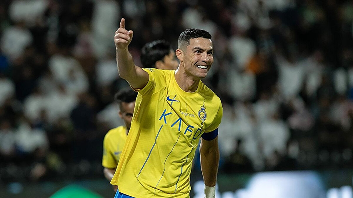 <br>Ronaldo transferi yönetiyor<br><br>Fichajes'in haberine göre, Al-Nassr Kulübü, Lewandowski transferi için resmi adımları atmaya başladı. Haberdeki dikkat çeken detay ise, bu transfer operasyonunu Al-Nassr'ın yıldız oyuncusu Cristiano Ronaldo’nun bizzat yönettiği ve 37 yaşındaki golcüyü takımında görmek istediği aktarıldı.