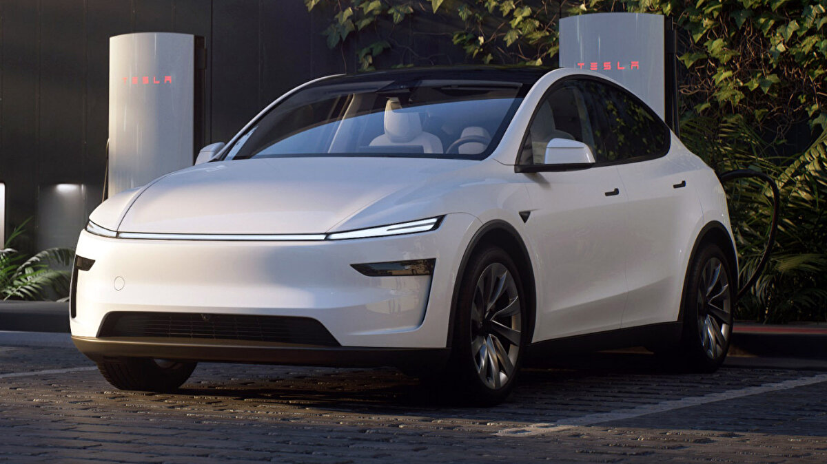 Tesla Model Y için son şans olabilir<br><br>Elektrikli araçlar arasında sevilen modellerden olan Model Y serisiyle ilgili bir iddia gündeme geldi. İddialara göre standart menzile sahip olan Model Y versiyonu bu envanter döneminde son kez satışa çıkabilir. Ancak Tesla tarafından resmi bir açıklama bulunmamakla birlikte sadece bir iddiadır.
