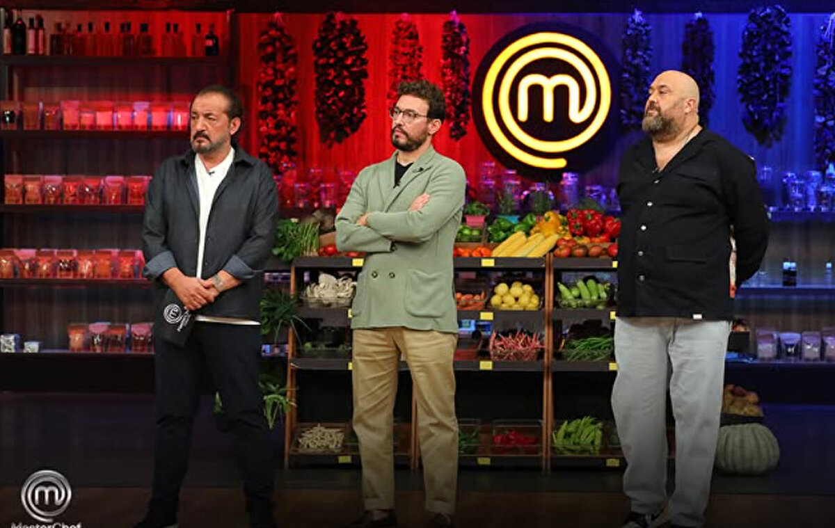TV8 ekranlarının fenomen yemek yarışması MasterChef Türkiye, 22 Ekim 2025 Çarşamba akşamı yayınlanan son bölümüyle yine nefes kesti. Takım dokunulmazlığı için kıyasıya bir mücadelenin yaşandığı gecede, kaybeden takımdan iki isim daha eleme potasına girdi. Peki, MasterChef'te dokunulmazlığı kim kazandı? Gecenin eleme adayları kimler oldu?