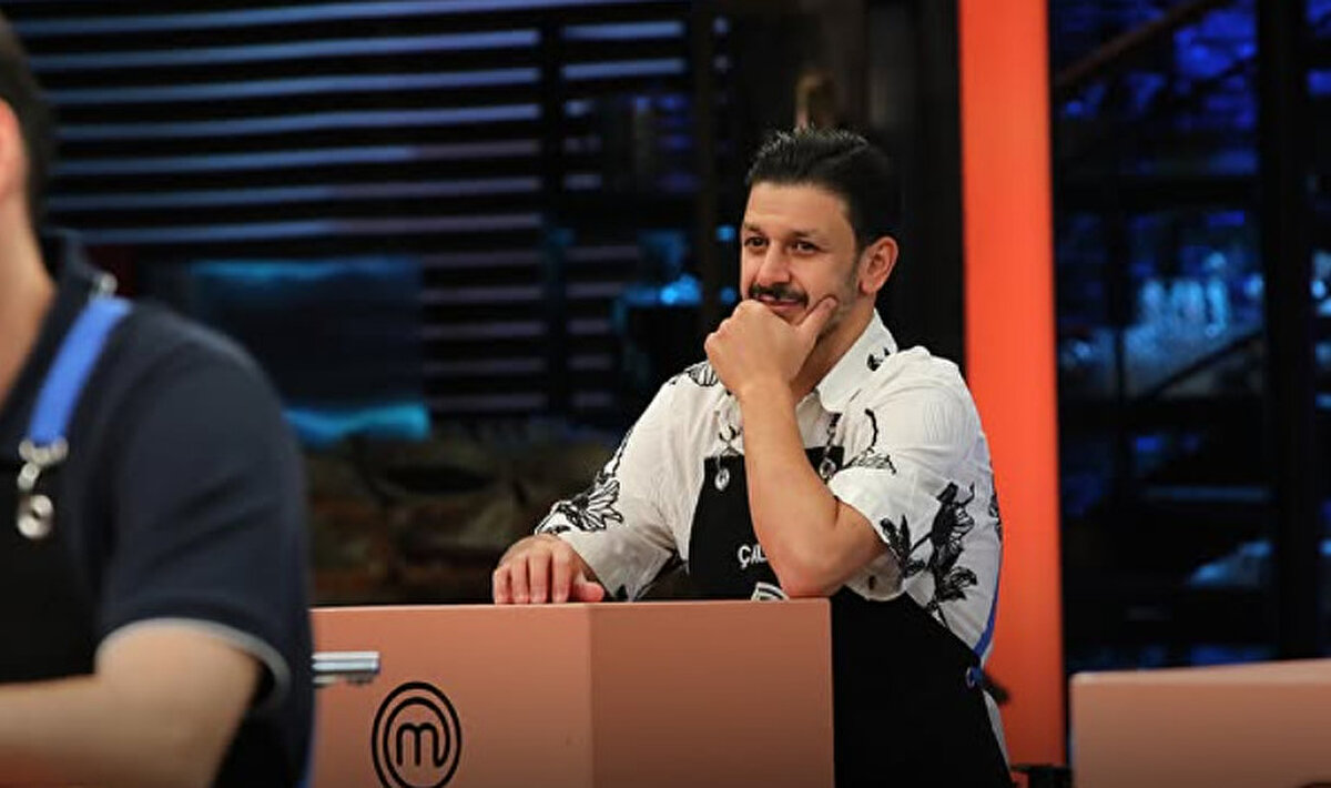 MasterChef'te Gecenin Eleme Adayları Kimler Oldu?<br><br>Bireysel dokunulmazlığı kazanan Çağatay'ın kendini kurtarmasının ardından Mavi Takım'da oylamaya gidildi. Takım oylaması sonucunda potaya giden gecenin ilk adayı Çağlar olurken, ikinci adayı ise bireysel dokunulmazlığı alan Çağatay belirledi.