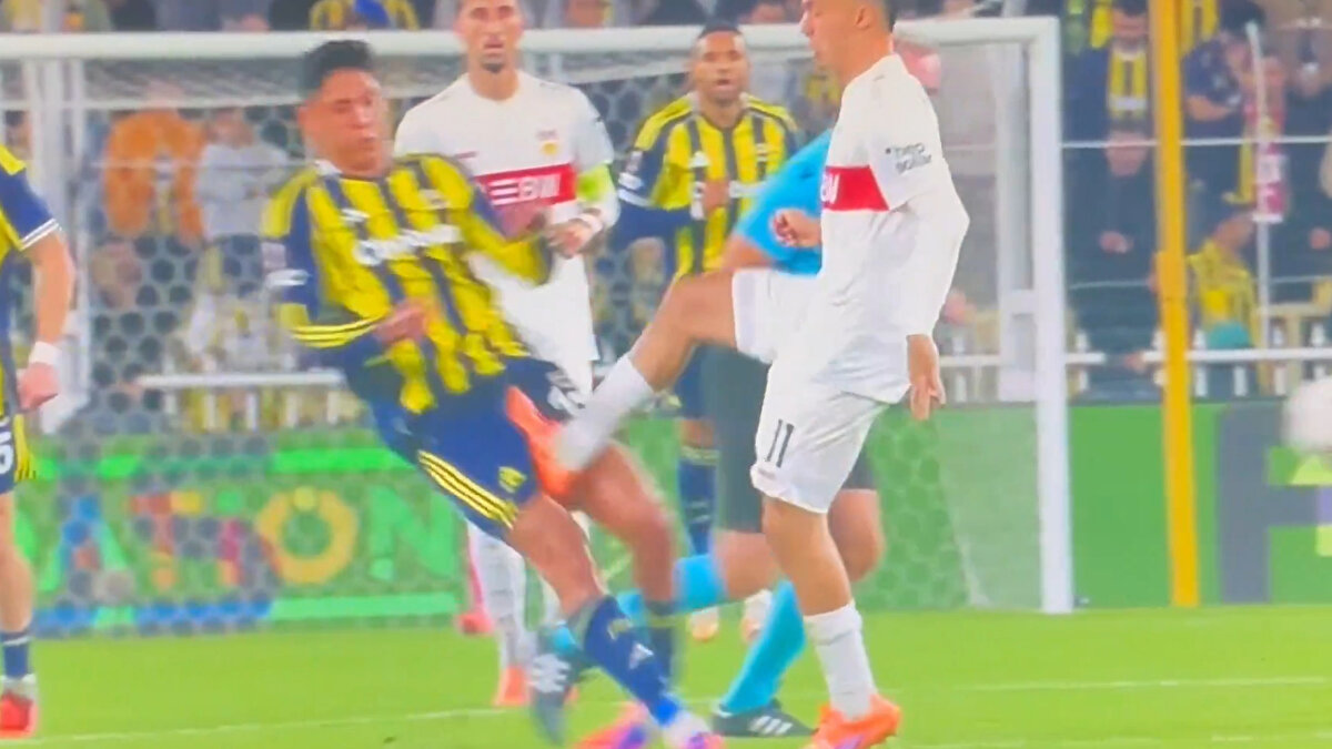 Stuttgart forması giyen Bilal El Khannouss, orta sahada Fenerbahçeli Edson Alvarez’e sert bir faulde bulundu. Hakem Jakob Kehlet, pozisyonu sarı kartla cezalandırırken, Fenerbahçeli futbolcular kırmızı kart beklentisiyle itiraz etti.