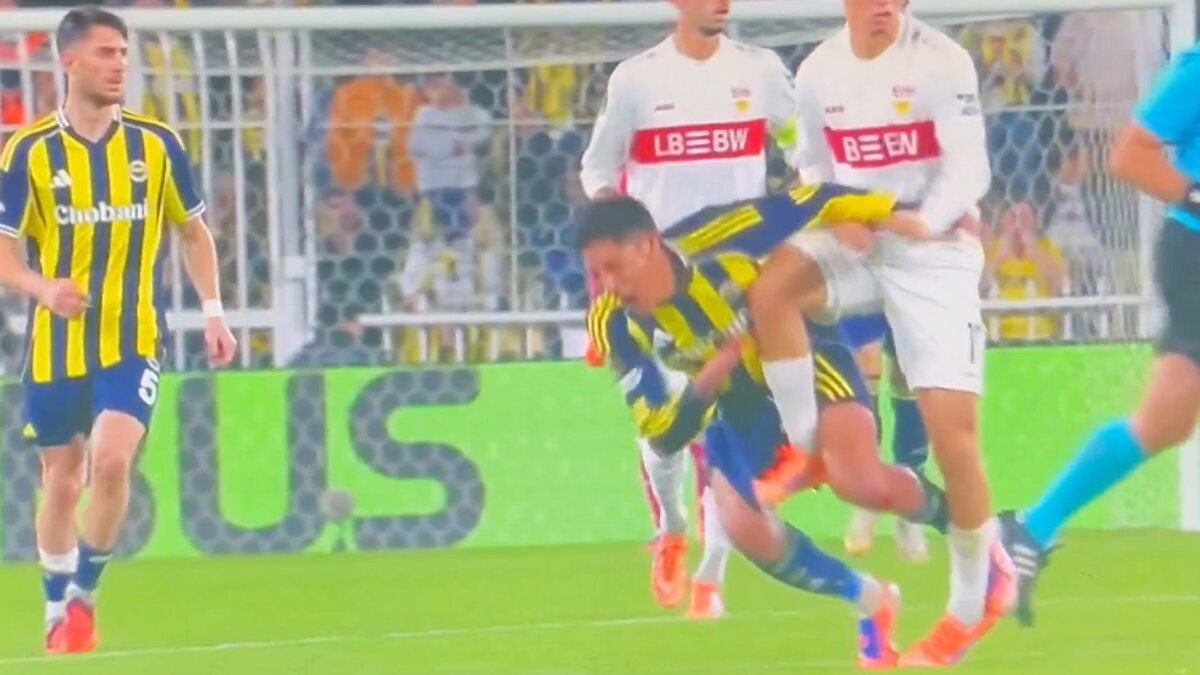 Fenerbahçeli futbolcular, bu pozisyonda VAR incelemesi ve kırmızı kart bekledi. VAR hakemi Jonas Hansen'den kırmızı kart için bir uyarı gelmedi ve hakem Jakob Kehlet, oyunun başlamasını istedi.