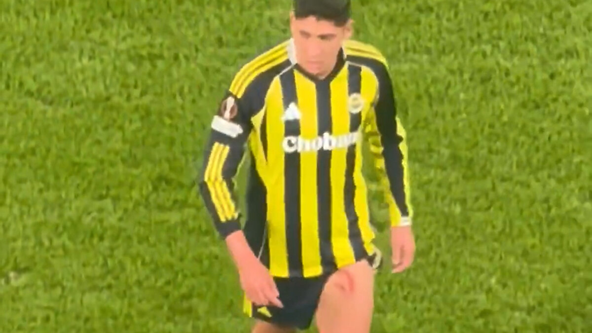 Fenerbahçe ile Stuttgart arasındaki maçta sarı lacivertliler, bir pozisyonda kırmızı kart bekledi.