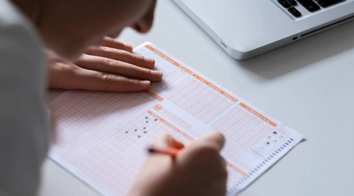 SINAVIN GEÇERLİ SAYILMASI İÇİN ARANAN ŞARTLAR<br><br>ÖSYM, sınavın geçerli sayılması için adayların uyması gereken kuralları da hatırlattı. Sınavı geçersiz sayılan adayların sonuçları değerlendirmeye alınmayacaktır.<br><br>İşte o kurallar:<br><br>Adayın sınava atandığı salon ve sırada girmesi.<br><br>Sınav başlamadan önce Sınava Giriş Belgesini görevlilere teslim etmesi.<br><br>Kopya çekme veya çekilmesine yardım etme girişiminde bulunmaması.<br><br>Cevapların sınav süresi içinde cevap kâğıdına işaretlenmiş olması.<br><br>Cevap kâğıdına T.C. Kimlik Numarası ve soru kitapçığı numarasının doğru kodlanması.<br><br>Soru kitapçığı ve cevap kâğıdındaki bilgilerin eksiksiz ve doğru olması.<br><br>Sınav süresi bittikten sonra soruları okumaya veya işaretlemeye devam etmemesi.<br><br>Sınav sonunda soru kitapçığını (eksiksiz olarak) ve cevap kâğıdını görevlilere teslim etmesi.<br><br>Salondaki sınav kurallarına ve görevlilerin uyarılarına uyması.<br><br>Bu kurallara uymayan adayların sınavları geçersiz sayılacaktır.