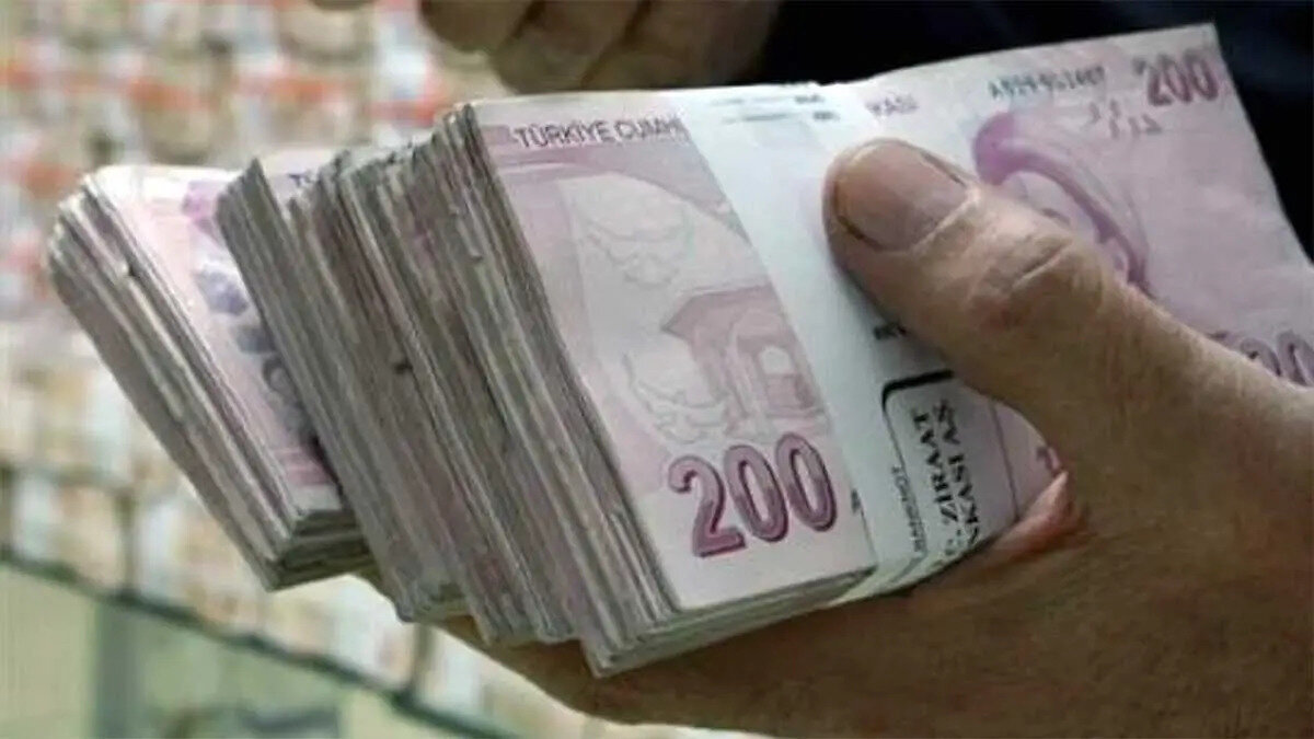 Emniyet Personeline 3 Yıllık Rekor Ödeme: 100.000 TL<br><br>Yeni EGM banka promosyonu anlaşması, son dönemde kamu personeline ödenen en yüksek promosyon tutarlarından biri olarak kayıtlara geçti. Bu anlaşma ile emniyet personeli, 3 yıllık maaş ve ücret ödemelerine karşılık olarak Türkiye İş Bankası'ndan 100.000 TL'lik bir ödeme alacak.