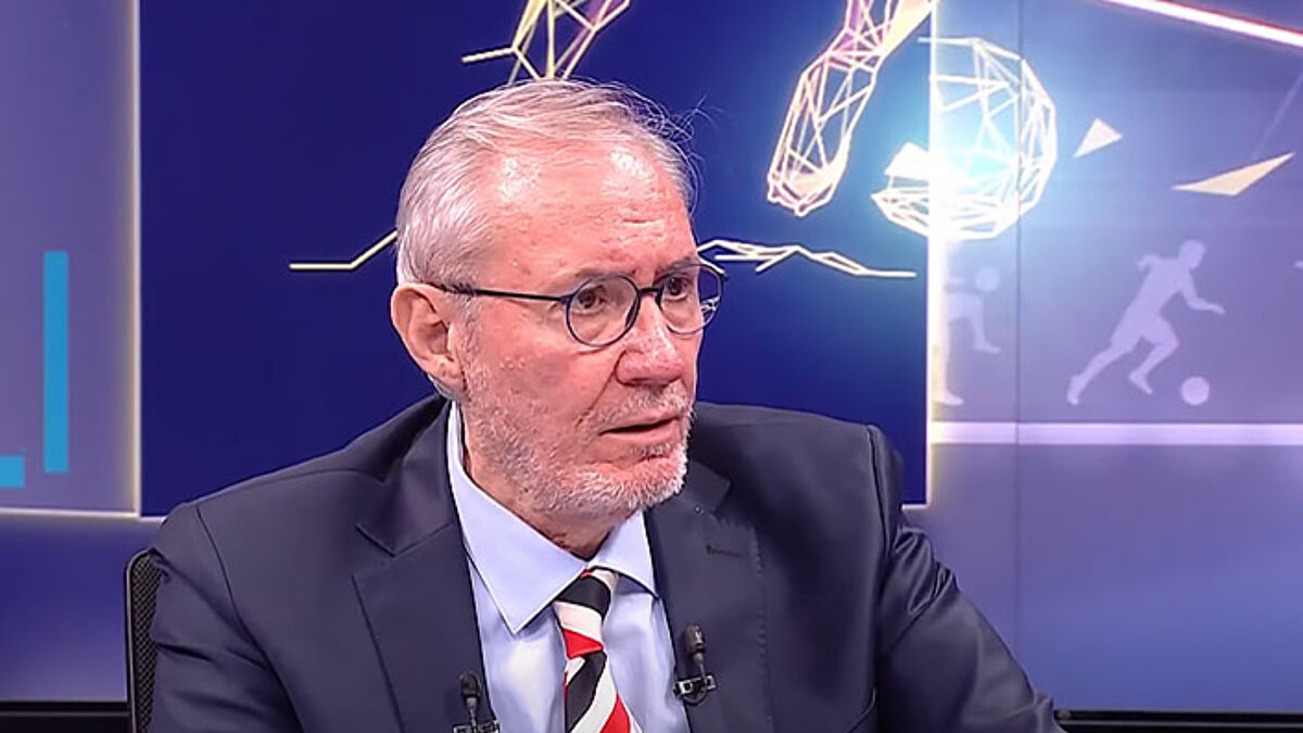 "Çünkü Icardi hamlesinden sonra hücumda aksaklıklar oldu. Yedek kulübesinden giren oyuncular takımı geriye götürüyor."