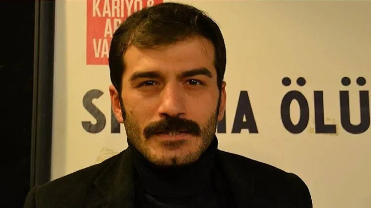 "Mahallemizin gençleri burayı korusun, siz onlara haftalık 25 bin lira para verin"<br><br>İstanbul Cumhuriyet Başsavcılığı’nca hazırlanan iddianamede Ahmet P. ‘müşteki’, Ufuk Bayraktar ve Volkan Akbaş ‘şüpheli’ sıfatıyla yer aldı. Hazırlanan iddianamede, şüpheliler Bayraktar ve Akbaş’ın müşteki Ahmet P.’ye ait işletmeye giderek bir müddet orada oturdukları, bu sırada müştekinin kardeşi Halil P.’yi görüp onunla bir toplantı yapmak istediklerini söyledikleri, daha sonra müşteki Ahmet P. şüphelilerin yanına gittiğinde Ufuk Bayraktar’ın ekranında ‘Kartlar yeniden dağıtılıyor, oyunda biz de varız’ şeklinde yazı bulunan telefonu müştekiye göstererek, ‘Bu işletmeye çökmeye çalışıyorlar. Mahallemizin gençleri burayı korusun, siz onlara haftalık 25 bin lira para verin. Onların Whatsapp grupları var. Bütün mahalle bu çocukların. Ben onlar para kazansın diye söylüyorum’ şeklinde sözler söyleyerek müştekiden koruma adı altında para istediği anlatıldı.