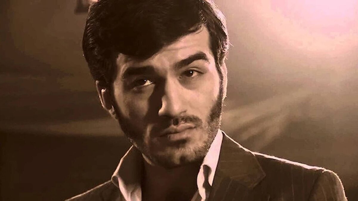 Şikayetini geri çek ben hallederim konuyu’’ <br>diyerek müşteki üzerinde baskı kurmaya çalıştığı belirtildi<br><br>Müşteki Ahmet P.’nin bunu kabul etmemesi üzerine bu kez kendisinden haftalık 10 bin lira kadar fiyatı düşürdüğü ancak müştekinin kendilerini polisin koruyacağını söyleyerek bu talebi reddettiğinin aktarıldığı iddianamede, Ufuk Bayraktar’ın ise ‘Sonra görüşeceğiz’ diyerek diğer şüpheli ile birlikte mekandan ayrıldığı, bu olayın ardından geçen süre zarfında mekana birkaç kez gelen şüphelilerin ardından 1 ay kadar görünmedikleri ancak en son 20 Ağustos 2025’de tekrardan geldiklerinde Ufuk Bayraktar’ın sinirli bir şekilde müştekinin yanına gelerek tekrardan kendisiyle konuşmak istediğini belirttiği kaydedildi. Bayraktar’ın müştekinin kendisiyle konuşmak istememesi üzerine ‘Seni burada barındırmayacağım görürsün’ diyerek müştekiye saldırıp yumrukla vurduğu, müştekinin polis çağırmasıyla olay yerine polisler geldiğinde diğer şüpheli Volkan Akbaş’ın müştekinin yanına gelerek ‘Şikayetini geri çek, ben hallederim konuyu’ diyerek müşteki üzerinde baskı kurmaya çalıştığı belirtildi. Müşteki Ahmet P.’nin ek ifade vererek Ufuk Bayraktar’ı yanlış anlamış olabileceğini belirttiği ve şikayetinden vazgeçtiğinin kaydedildiği iddianamede, şüphelilerin eylem ve fikir birliği içinde müştekiye karşı birden fazla kişiyle birlikte iş yerinde yağmaya teşebbüs suçunu işledikleri hususunda yeterli şüpheye ulaşılarak, haklarında kamu davası açılması yoluna gidildiği ifade edildi.