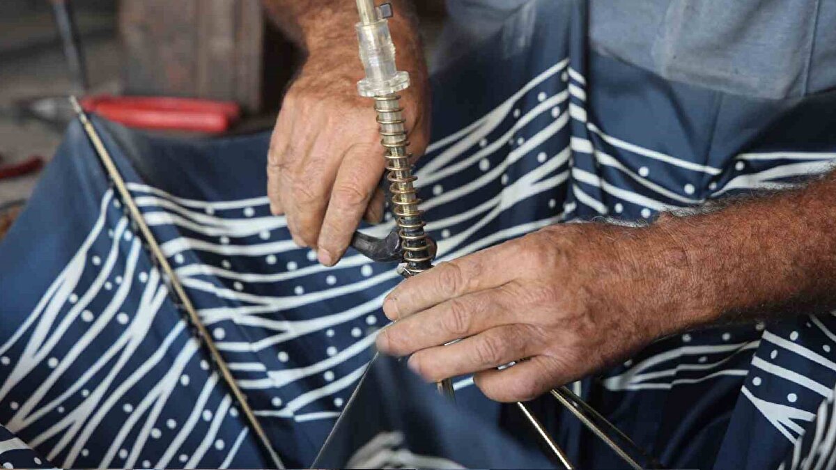 Meteoroloji verilerine göre Hatay’da son 65 yılın en kurak yılı yaşanıyor. Kentte bu yıl 2024 yılına göre yağışlar yüzde 66 oranında azaldı. Geçtiğimiz günlerde etkili olan sağanak yağış ve şiddetli fırtınada şemsiyeleri bozulan vatandaşlar, Antakya ilçesinde şemsiye satışı ve tamiri yapan Ali Devecioğlu’nun iş yerinin yolunu tuttu. Yıllardır hem şemsiye satışı hem de tamirini yapan Devecioğlu, şemsiyeleri 50 TL ile 250 TL arasında tamir ediyor. 