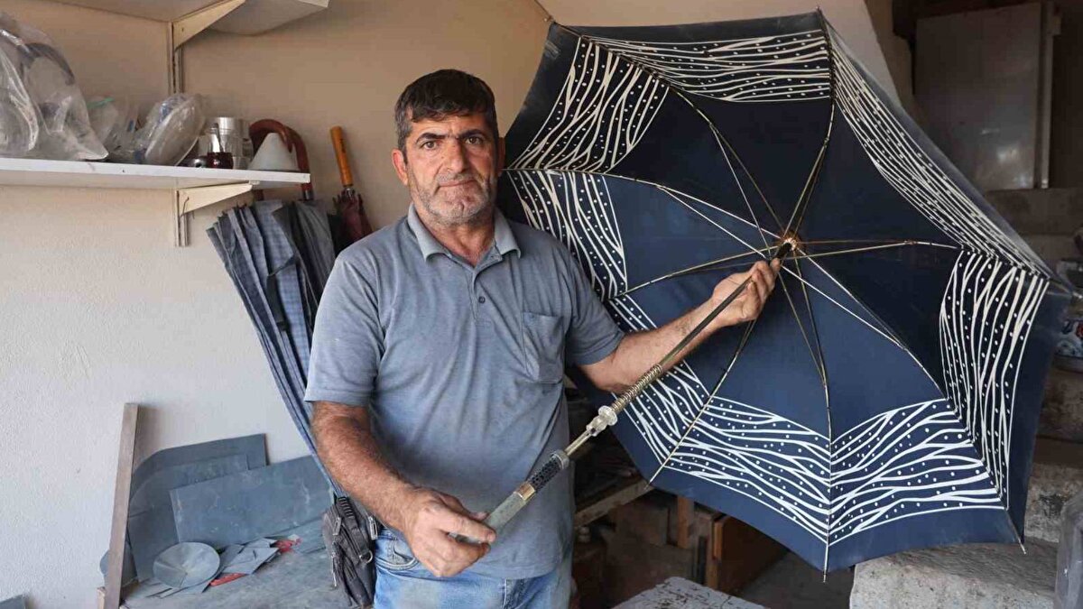 35 yıldır şemsiye tamirciliği yaparak geçimini sağlayan Devecioğlu, yağmurlarda şemsiyelerin rüzgara doğru kullanılmasının şemsiyenin kulanım ömrünü uzattığını söyledi.<br>Şemsiye fiyatlarının artmasından dolayı insanların şemsiye tamirine yöneldiğini ifade eden esnaf Ali Devecioğlu, "Burada 35 yıldan beri şemsiye tamiri yapıyoruz. 1990’lu yıllarda başladım ve hala devam ediyorum. Çin malları çıktıktan sonra şemsiye işlerini bıraktım ama sonra tekrardan yapmaya başladım. Günümüzde şemsiye tamircisi kalmadı ve beni gördüklerinde şaşırıyorlar. Bu zamanda şemsiye tamircisi kaldı mı diye söylüyorlar. Son bir tane şemsiye tamircisi kaldı, o da ben Ali usta. Son günlerde çok şiddetli yağmur yağdı ve birden şemsiye tamiri talepleri oldu. Bu iki gündür yağan yağmur, uzun zamandır böyle şiddetli yağmur görmedim. Bu yağmurlara şemsiye de dayanmaz. Birçok şemsiyeler tamir için geldi" dedi.