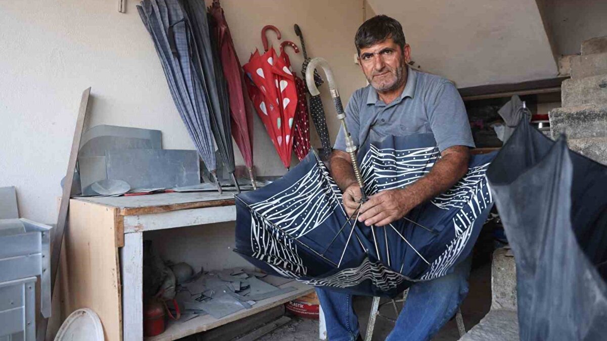 Şemsiye fiyatlarının arttığını söyleyen Devecioğlu, "Şemsiye tamirleri sorununa göre 50 TL ile 250 TL arasında değişiyor. En ucuz ve en pahalı şemsiye arasında dağlar kadar fark var. Kaliteli şemsiyelerin telleri kolay kolay kırılmaz. İnsanlar şemsiyeyi bilinçli kullanırlarsa hiçbir şey olmaz. Rüzgarın estiği tarafa şemsiyeyi çevirmek gerekiyor. Bu son günlerde yağan yağmurdan dolayı bu kış ayları bayağı çetin geçecek. Bundan dolayı şemsiye tamir taleplerinin artmasını bekliyorum" ifadelerini kullandı.