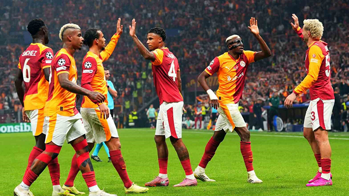 OSIMHEN GOLLERİYLE FİŞİ ÇEKTİ <br><br>Maça çok hızlı başlayan sarı-kırmızılı takım ilk yarıyı Osimhen'in attığı gollerle 2-0 önde tamamladı.