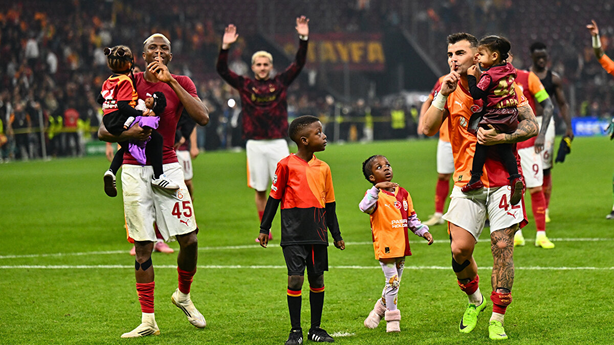 "75 MİLYON EURO SAHADAN KARŞILIĞINI ANCA BU KADAR ALIRSIN"<br><br>Nihat Kahveci ise Galatasaray'ın aldığı galibiyeti şöyle yorumladı: ''Helal olsun. Bundan daha iyisi olmaz çünkü burası Şampiyonlar Ligi. 3 gol attı ama 6 gol atabileceği pozisyonlar buldu. 3 maç, 6 puan çok önemliydi. Bir oyuncuya 75 milyon euro verip sahanın içinde ancak bu kadar karşılığını alırsın. 75 milyon euro helal olsun dedirten performans. 2 gol attı ve rakibi dağıttı. Osimhen böyle devam ederse 5 büyük ligden biri alır ya da 150 milyon euroya Suudi Arabistan'a satıp kar edersin. İşin maddi karşılığının yanı sıra ben manevi olarak çok mutluyum.''<br>