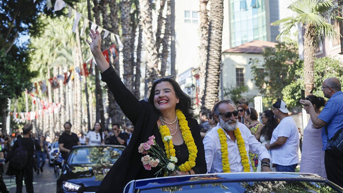 İlki 1964'te Antalya Belediye Başkanı Avni Tolunay'ın girişimiyle yapılan Antalya Altın Portakal Film Festivali, bu yıl 62'nci kez perdelerini açıyor. Türkiye'nin en uzun soluklu film festivali olan Altın Portakal, bu yıl 24 Ekim- 2 Kasım tarihleri arasında düzenlenecek. Bu sene sloganı 'Kalpten' olarak belirlenen festivalin afişinde ise Antalya'nın tarihi noktaları da yer alıyor. Festivalin simgesi olan elinde altın renkli portakal tutan 'Venüs' heykeli de haftalar önce şehrin farklı noktalarına yerleştirildi.<br><br>Festival bu sene 24 Ekim günü yapılacak gösterimler ve 'Gelin Takımı 2' filminin galasıyla başlayacak. Kentte yaşayan vatandaşların heyecanla bekleyip takip ettiği, usta sanatçıların katılımıyla düzenlenecek geleneksel kortej ise 25 Ekim günü 15.30'da gerçekleştirilecek. Kortej, Cam Piramit önünden başlayıp, 100'üncü Yıl, Güllük ve Atatürk caddelerini takip ederek Karaalioğlu Parkı'nda sona erecek. Kırmızı halı geçişinin de yapılacağı açılış töreni ise kortejin ardından saat 19.00'da Cam Piramit'te düzenlenecek.