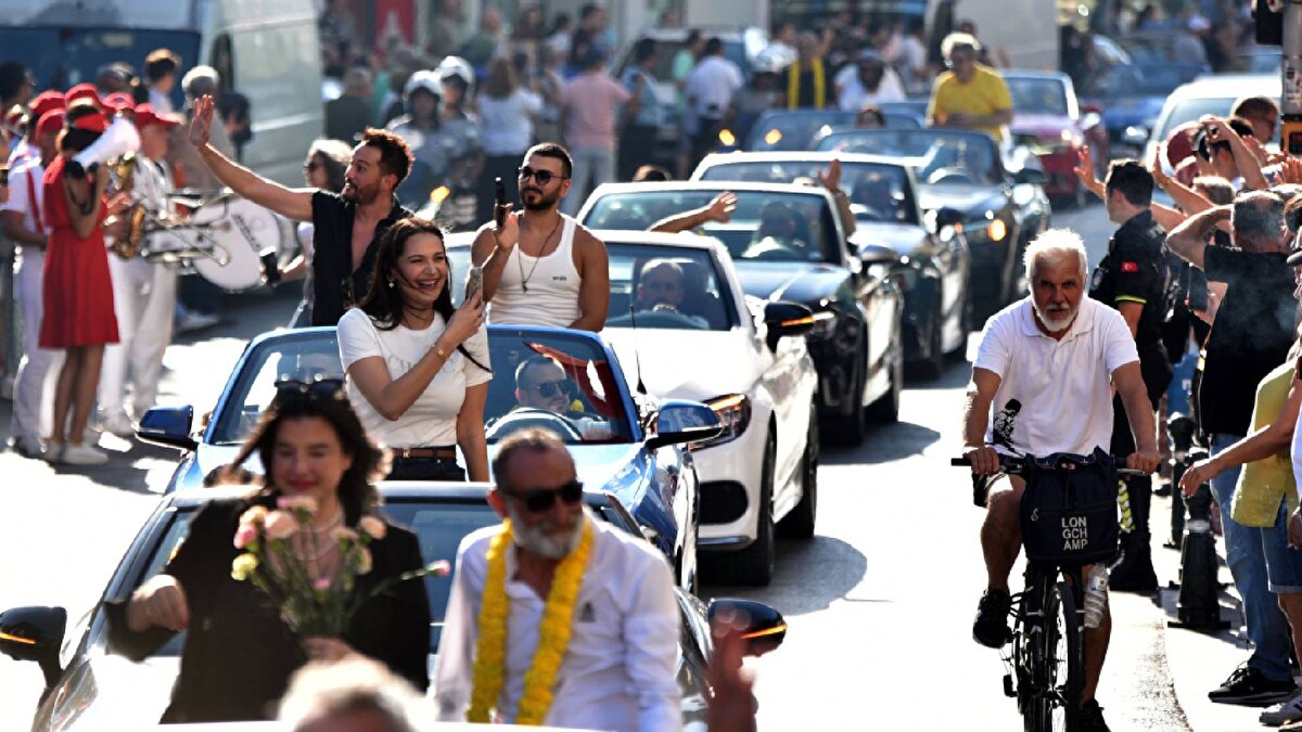 Bu sene Ulusal Uzun Metraj Film Yarışması'nın jüri başkanlığını Ömer Vargı üstlenirken, jüri üyeleri arasında ise Aydın Sarıoğlu, Beren Saat, Engin Alkan, Mircan Kaya, Sevin Okyay ve Zeynep Koloğlu yer alacak. Festival heyecanının kentin farklı noktalarına taşınması için ise 'Gezen Sinema' etkinlikleri düzenlenecek. 10 gün boyunca kentin farklı noktalarında ve ilçelerinde; salonlarda ve açık havada vatandaşlar filmler izleyecek. Diğer yandan bu sene çocuklar için de özel kuşak gerçekleştirilecek. Festival kapsamında saat 10.30 çocuklar beyaz perde ile buluşacak.<br><br>108 film gösterimi<br><br>Bu yıl festivalde 5 farklı salonda 108 film gösterimi gerçekleştirilecek. Film gösterimleri Atatürk Kültür Merkezi'ndeki Aspendos ve Perge salonları, Atatürk Kültür Merkezi önünde kurulan açık hava sinemasında ve Muratpaşa ilçesindeki bir AVM'deki sinema salonlarında gösterilecek. İnternet üzerinden ve AKM gişelerinden satışa sunulan film gösterimleri biletleri ise öğrenci 10 lira, tam 20 lira olarak satışa sunuldu.