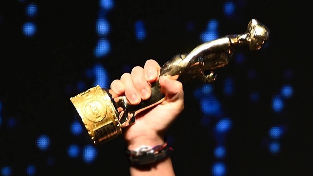 Festivalin 62'ncisinde onlarca film ilk kez seyirciyle buluşup gala gösterimi yapacak. Gala yapacak filmler arasında 'Bağlantı Hatası', 'Cumhuriyete Giden Yol', 'Ferhangi Bir Yaşam', 'Filos', 'Fighting Demons', 'Gelin Takımı 2', 'Gündüz ve Gece', 'Tuvaldeki Sır' ve 'Vefalı Galip' yer alıyor. Uluslararası festivallerden ödüllerle dönen birçok film de Türkiye'de ilk kez beyaz perdeye yansıtılacak. Bu yıl 12'nci kez düzenlenecek olan Film Forum'da 5 kategoride 20 proje yer alacak. Film Forum'da bu sene ilk defa 'İlk Uzun Metraj Film Geliştirme Platformu' gerçekleştirilecek. Türk sinemasına destek olmak amacıyla hayata geçirilen platformun ilk senesinde 4 proje değerlendirilecek.<br>