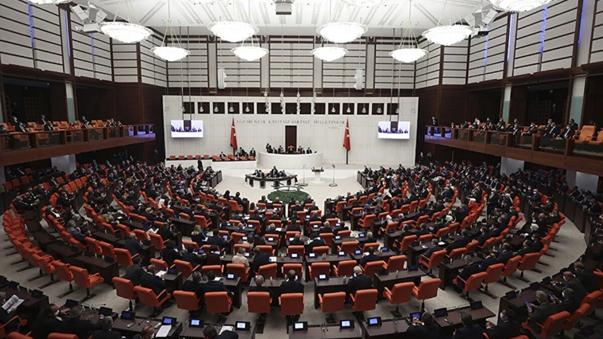 İnfaz düzenlemesi ayrı başlıkta ele alınacak<br><br>Son günlerde kamuoyunda merak edilen infaz düzenlemesi konusu ise bu paket kapsamında olmayacak. Güler, “Daha adil, sade ve anlaşılır bir İnfaz Kanunu’na ihtiyaç var ancak bu düzenleme 11. Yargı Paketi içinde yer almayacak. Milletvekillerimiz çalışmalarını ayrı bir başlıkta sürdürüyor.” açıklamasında bulundu.