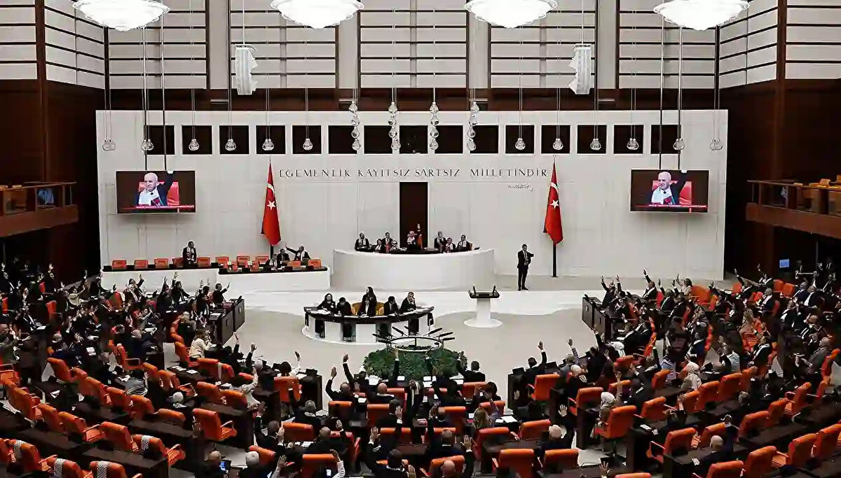 11. Yargı Paketi ne zaman yasalaşacak?<br><br>AK Parti kaynaklarına göre teklifin önümüzdeki haftalarda Meclis’e sunulması, ardından komisyon görüşmelerinin tamamlanarak kasım ayı içinde Genel Kurul’a gelmesi bekleniyor.
