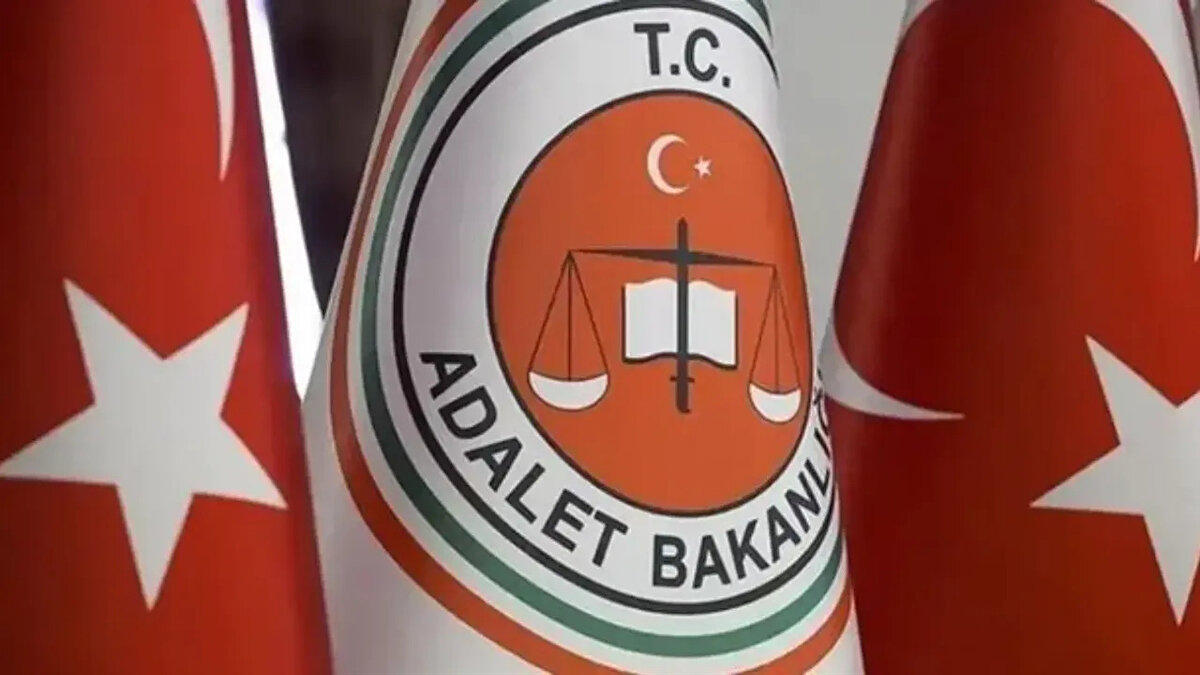11. Yargı Paketi Meclis’e ne zaman sunulacak?<br><br>AK Parti Grup Başkanı Abdullah Güler, TBMM’de yaptığı açıklamada 11. Yargı Paketi’nin bu hafta veya önümüzdeki hafta Meclis Başkanlığına sunulmasının planlandığını ifade etti. Güler, “Teklifimizde özellikle küçük yaşta suça sürüklenen çocuklarla ilgili bazı kanuni düzenlemeleri gündeme getirmeyi arzu ediyoruz.” sözleriyle paketin içeriğine dair ipuçları verdi.