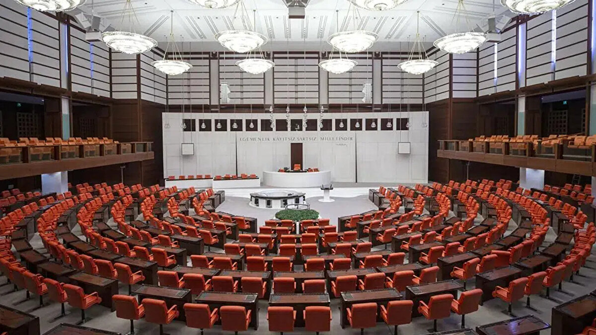 Küçük yaşta suça sürüklenen çocuklara yönelik yeni adımlar<br><br>Yeni düzenlemelerle birlikte çocukların suça sürüklenmesine yol açan ortamların ortadan kaldırılması hedefleniyor. Bu kapsamda Aile ve Sosyal Hizmetler Bakanlığı, Milli Eğitim Bakanlığı ve İçişleri Bakanlığı iş birliğiyle yeni önlemler alınacak. Güler, “Amacımız, caydırıcı ve etkin tedbirlerle bu sorunu en üst seviyede çözmek.” ifadelerini kullandı.