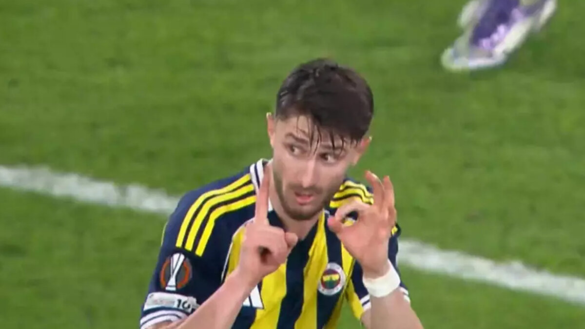 Skoru gösterdi<br><br>Maçın son anlarında iyice çığırından çıkan Deniz Undav, sarı lacivertli futbolcu İsmail Yüksek ile tartışma yaşadı. İsmail Yüksek, stadyumda bulunan skor tabelasını göstererek 1-0 önde olduklarını el işaretiyle gösterdi.