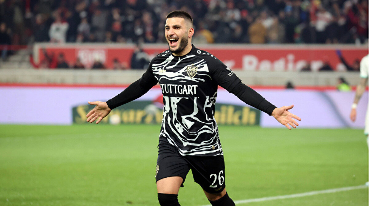 Deniz Undav Nereli?<br><br>Deniz Undav, 19 Temmuz 1996 tarihinde Almanya'nın Varel kentinde, Türk kökenli bir ailenin çocuğu olarak dünyaya geldi. Futbola olan tutkusu küçük yaşlarda başlayan Undav, henüz altı yaşındayken TSV Achim altyapısında top koşturmaya başladı. Disiplinli çalışmasıyla dikkat çeken genç yetenek, daha sonra Werder Bremen altyapısına katılarak futbol eğitiminin temellerini burada attı.