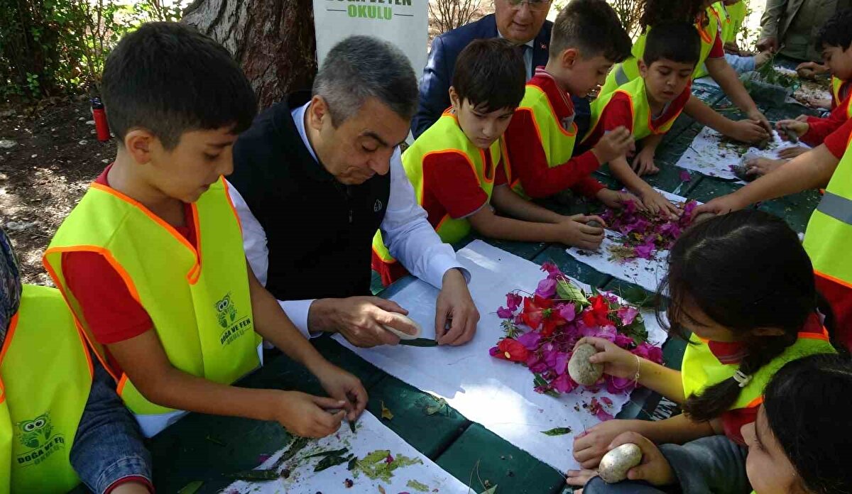 Çocuklarla birlikte geleceğe nefes olacak bir farkındalık çalışması yaptıklarının altını çizen Erdemli Belediye Başkanı Mustafa Kara ise, kum zambaklarını koruma altına aldıklarını, gelecek nesillere ulaştırmanın herkesin görevi olduğunu dile getirdi.<br>Doğa ve Fen Okulu’nda eğitim gördüklerini belirten öğrencilerden Esila Çelik, boyama yapıp, kum zambaklarını koruma altına aldıklarını söyledi.
