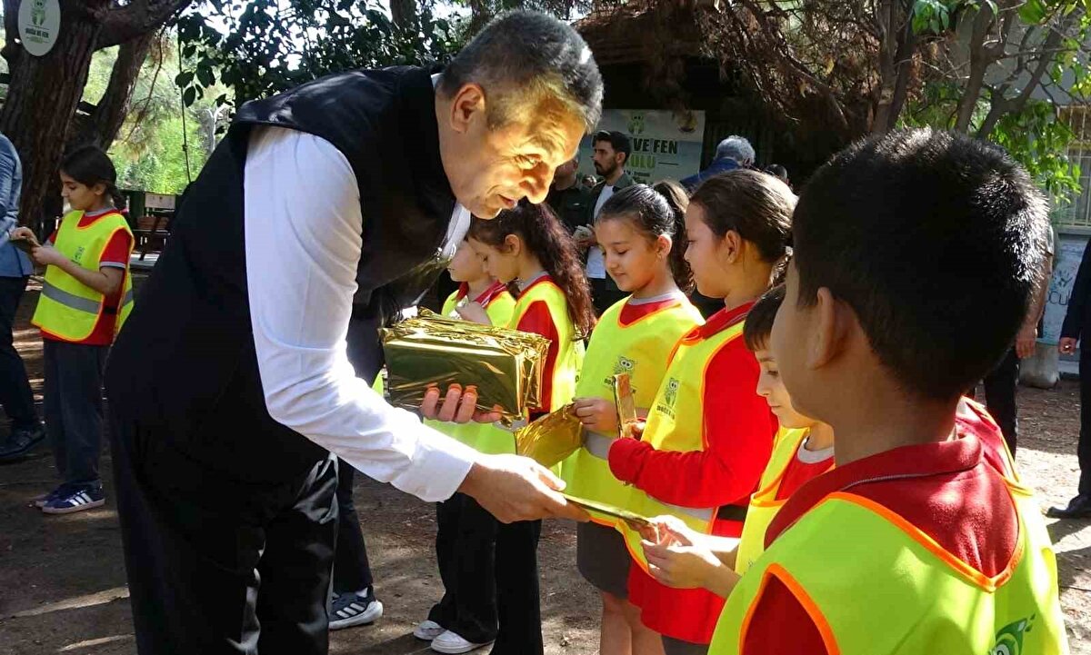 ün doğumuyla ayrı bir görsel şölen sunan zambaklar, Doğa ve Fen Okulu’na gelen öğrenciler tarafından koruma altına alındı. Vali Atilla Toros, Kaymakam Aydın Tetikoğlu, Erdemli Belediye Başkanı Mustafa Kara ve İlçe Milli Eğitim Müdürü Yusuf Açıkyörük de çocuklara eşlik etti. Çiçeklerin koruma altında olduğunu anlatan tabelaların çakıldığı ve şeritlerin çekildiği çalışmanın ardından Vali Toros, öğrencilerle tohum topları ve yapraklardan renk çalışmasına katıldı.