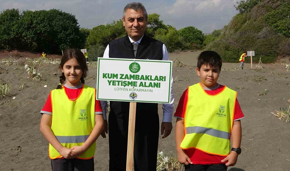 Doğayla iç içe bir gün geçirdiklerini anlatan Mehmet Ayberk adlı öğrenci de dünyadaki herkesin kendileri gibi kum zambaklarını korumasını istedi.