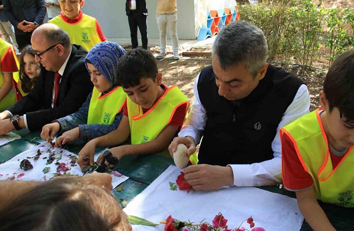 Doğa ve Fen Okulu sayesinde öğrencilerin görerek ve yaşayarak çevreyi öğrendiğini belirten Vali Toros, çalışmanın çok kıymetli olduğunu söyledi. ’Kum zambakları’ ile ilgili çalışmayı öğrencilerle birlikte yürüttüklerine değinen Vali Toros, Mersin’in ekonomisiyle olduğu gibi yüzde 53 orman olması nedeniyle doğasıyla da güçlü olduğunu kaydetti.