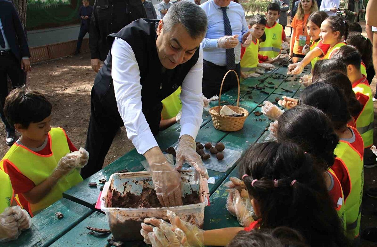 Bugün kum zambaklarını öğrencilerle birlikte koruma altına aldıklarını aktaran Vali Toros, etkinlikte çocuklarla şarkılar söylediklerini, topraktan toplar yapıp içerisine tohumlar koyduklarını, ayrıca yaprak ve çiçeklerden renkler çıkartarak nasıl resim oluşturulduğunu öğrendiklerini ifade etti.