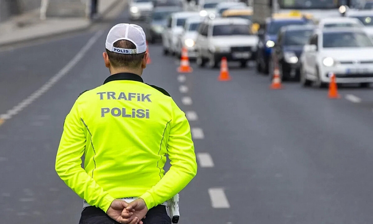 Yerlikaya, “Biz bu küçük meblağın dahi alınmasını istemiyoruz. Hiç işlem yapılmasın istiyoruz. Yeter ki trafik kültürü yerleşsin, cezalara gerek kalmasın” diyerek vurgu yaptı.