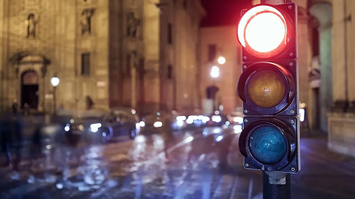 Kırmızı Işık, Hız ve Makas İhlalleri:<br><br>İlk ihlal 5.000 TL, ikincide 10.000 TL, üçüncüde 15.000 TL + 30 gün ehliyet geri alma<br><br>Dördüncüde 20.000 TL + 60 gün, beşincide 30.000 TL + 90 gün<br><br>Altıncı ve sonrası: 80.000 TL + ehliyet iptali