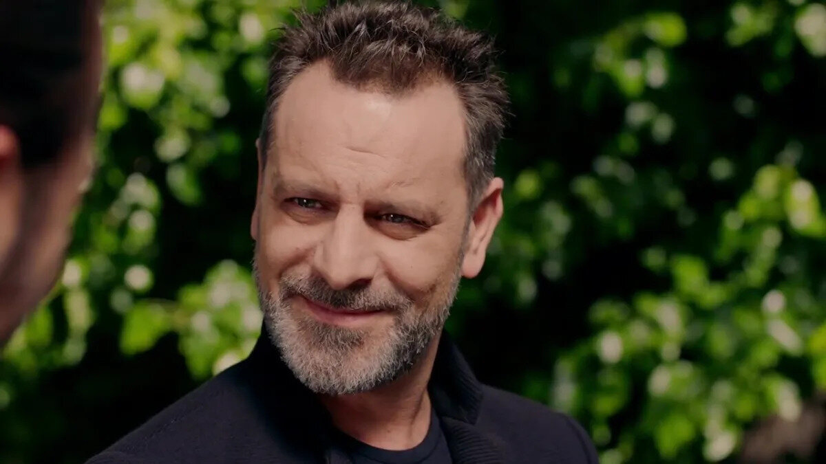 Ozan Güven Kimdir?<br>19 Mayıs 1975’te Almanya’nın Nürnberg kentinde dünyaya gelen Ozan Güven, aslen Bulgaristan göçmeni bir aileden gelmektedir. Çocukluğunu İzmir’de geçiren sanatçı, eğitimine İzmir Belediye Konservatuvarı’nda başladı. Ardından Mimar Sinan Güzel Sanatlar Üniversitesi Devlet Konservatuvarı Modern Dans Bölümü’nden mezun oldu. Sahne hayatına Şahika Tekand Tiyatrosu’nda adım atan Güven, kısa sürede ekranların aranan yüzü oldu.