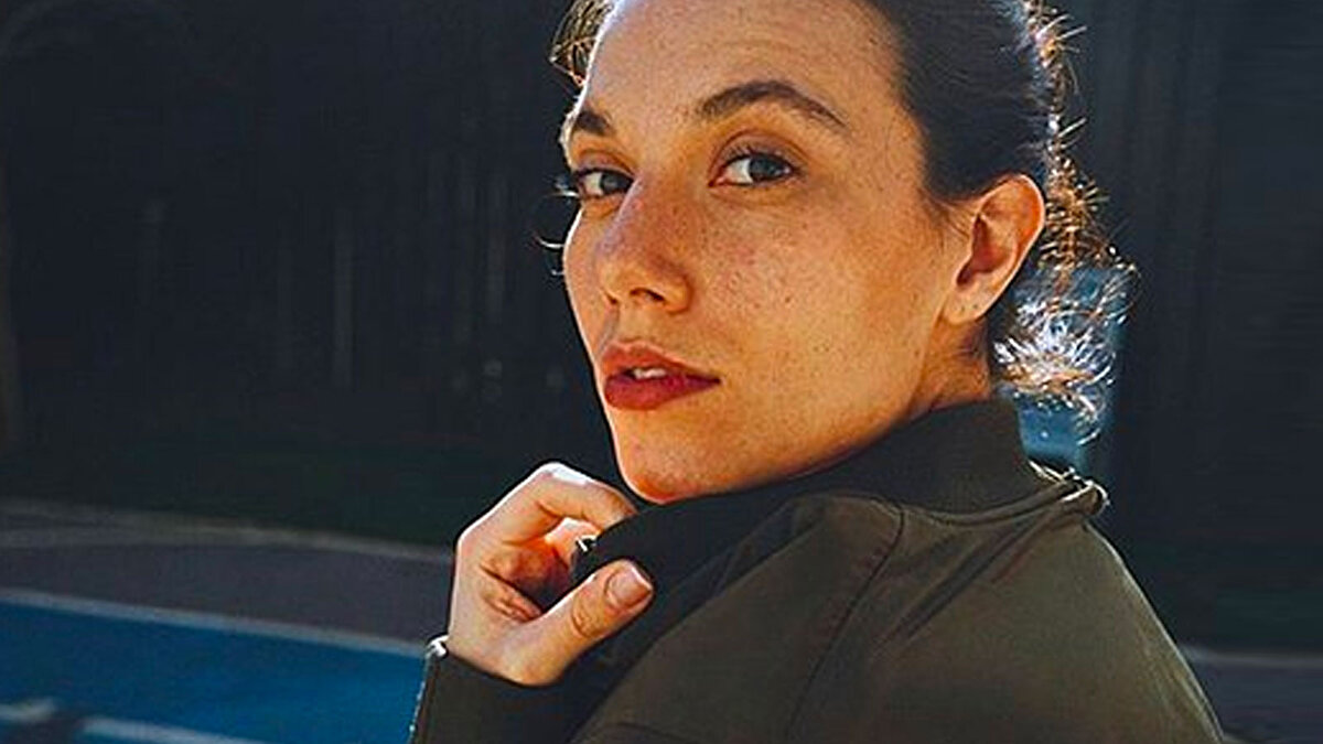 Olayla birlikte magazin gündemine gelen Deniz Bulutsuz, medya ve moda sektöründe sosyal medya uzmanı ve editör olarak tanınıyor. 1992 doğumlu olan Bulutsuz, Galatasaray Üniversitesi Fransız Dili ve Edebiyatı mezunu. Elle, Vogue Türkiye ve GQ Türkiye gibi popüler dergilerde görev alan Bulutsuz, daha sonra kurduğu kreatif ajansla içerik üretimi ve proje yönetimi alanında çalışmalarına devam etmektedir.