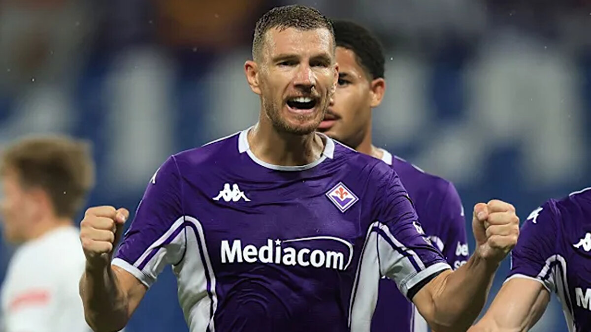 Edin Dzeko tarihe geçti<br><br>Fiorentina’nın deneyimli golcüsü Edin Dzeko, 48. dakikada attığı golle hem takımının farkı ikiye çıkarmasını sağladı hem de tarihe geçti. 39 yaşındaki Boşnak futbolcu, 39 yıl 220 gün ile UEFA Konferans Ligi’nde gol atan en yaşlı futbolcu unvanının sahibi oldu.