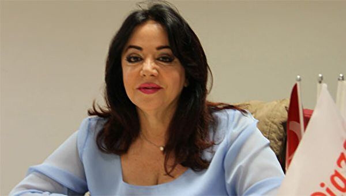 “Annem sabah akşam düzenli ilaç kullanıyordu. O gün kendini kötü hissedince yanındaki akrabasına söylüyor. İlacını alıyor ama bir süre sonra ‘uyuyayım, sabaha geçer’ diyor. Ancak durum giderek kötüleşiyor. Aradıklarında geldiğimde bilinci açıktı ama kontrolünün yüzde 70’ini kaybetmişti.”