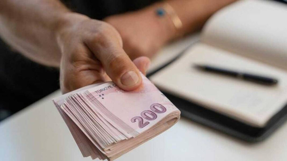KYK burs ve kredilerine gelecek zam Aralık ayı içerisinde belli olacak. 3 bin TL olan burs ödemelerinin yüzde 30 zamlanması durumunda 3 bin 900 lira, yüzde 40 zamlanması durumunda 4 bin 200 lira ve yüzde 50 artması halinde ise 4 bin 500 liraya yükselecek<br>