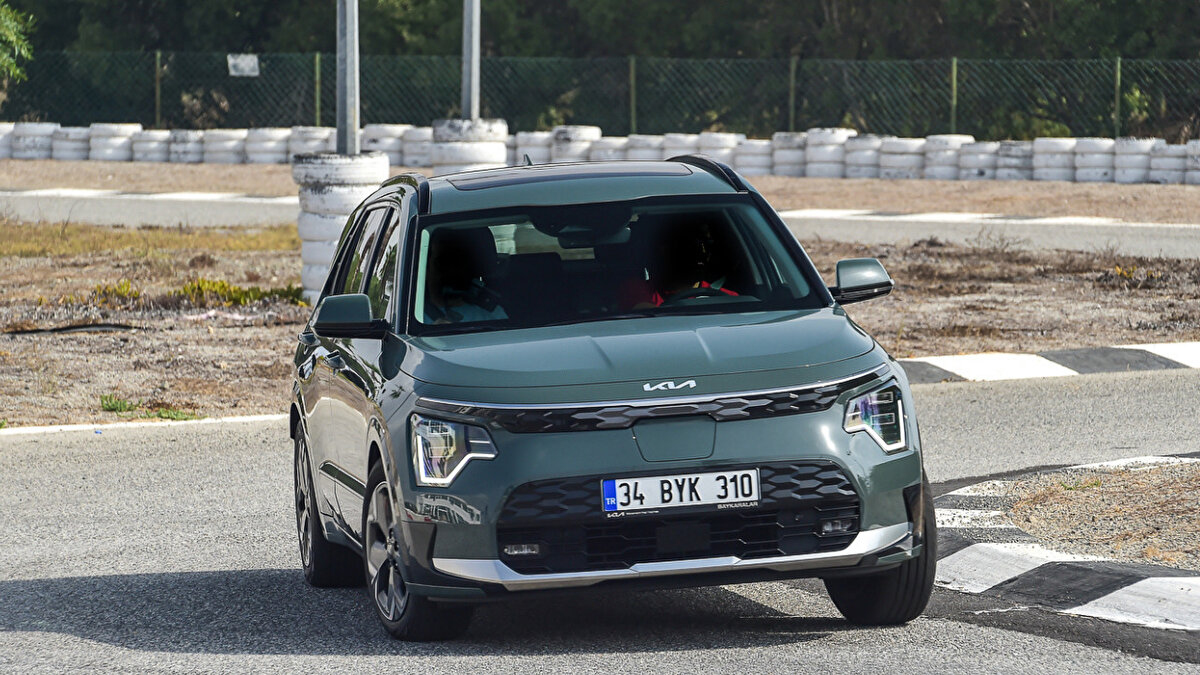 Bu yüksek performans, markaların kullandığı gelişmiş batarya yönetim sistemleri ve yüksek mühendislik kalitesi ile açıklanıyor. Reinholdsson, bu sonuçların "elektrikli araçların ikinci elde uzun ömürlü olmayacağı" mitini de çürüttüğünün altını çizdi.