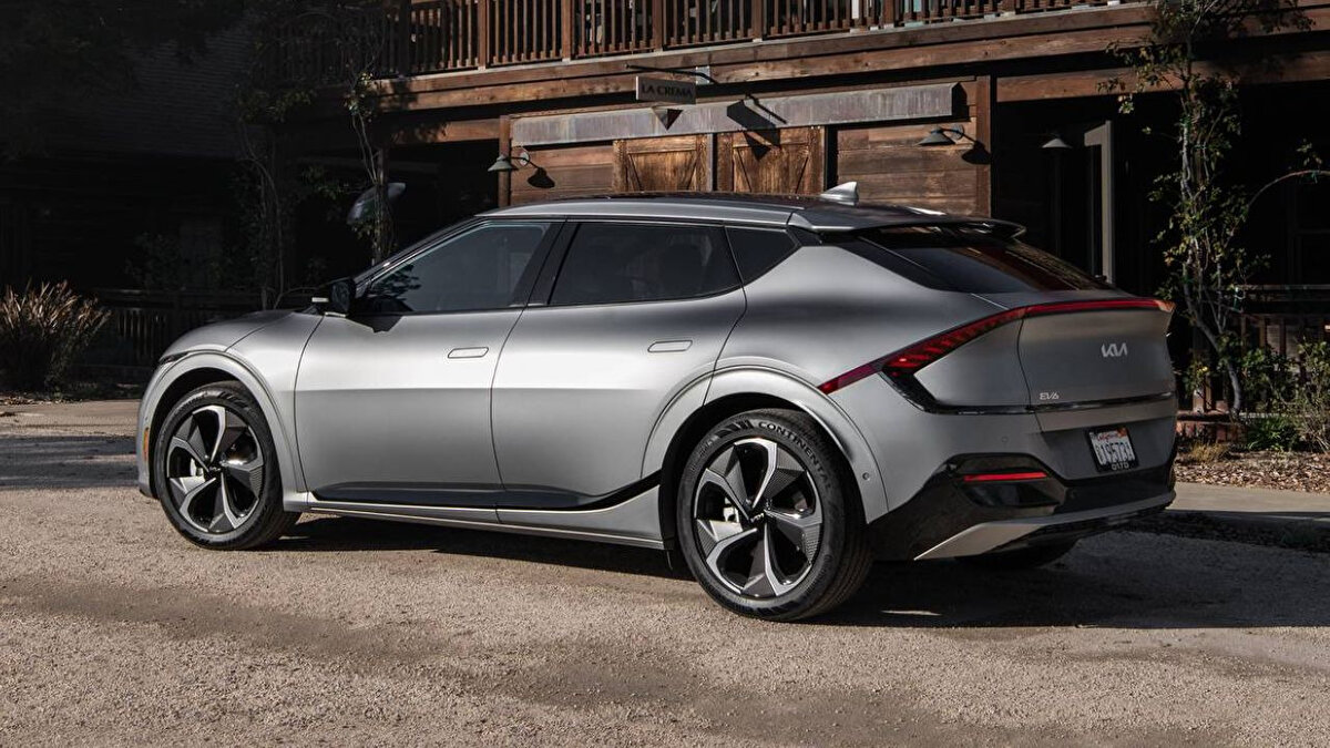 Marka Sıralaması: En İyi Batarya Yönetimine Sahip Markalar 🔋<br><br>Araştırma, modellerin yanı sıra markaların genel batarya performansını da sıraladı. İşte en dayanıklı bataryalara sahip markalar:<br><br>Kia<br><br>Audi<br><br>Opel<br><br>Tesla<br><br>Mercedes<br><br>Peugeot<br><br>Volvo<br><br>BMW<br><br>Volkswagen<br><br>Skoda