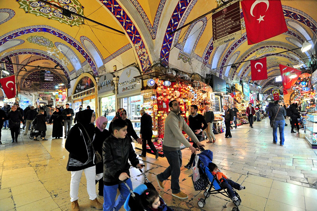 Hanutçuluk; bir ticari işletmenin ürün veya hizmetini turisti sözlü veya fiili davranışları ile rahatsız ederek satmak, tanıtmak ve kabullendirmek olarak tanımlanabilir. Özellikle turist kafilelerini alışveriş etmeleri için belirli dükkânlara götürme işinden yüzde alma işine verilen isimdir.<br>