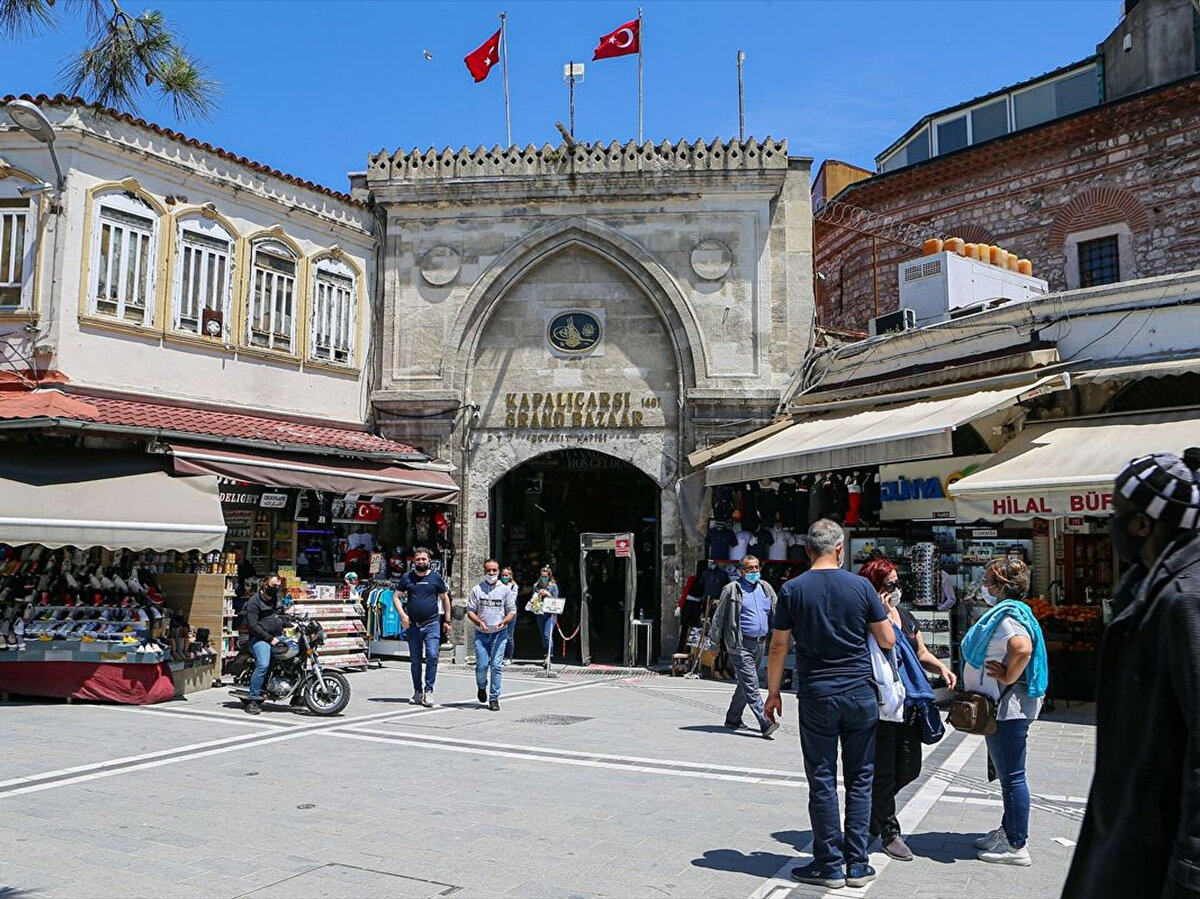 Türkiye'de Hanutçuluk Belgesel Konusu Oldu<br>National Geographic'te yayımlanan belgeselde Dolandırıcılar Şehri isimli bir programın İstanbul bölümünde, hanutçuluğun şehirde turistlere karşı yapılan en yaygın dolandırıcılık şekli olduğu anlatıldı.