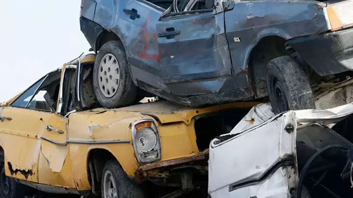 Hurda teşviki ekonomiye nasıl katkı sağlar?<br><br>Uzmanlara göre, hurda araçların toplanarak geri dönüştürülmesi hem çevre kirliliğini azaltır hem de otomotiv piyasasına canlılık kazandırır. Hurda araç sahiplerinin yeni araçlara geçmesi, parça maliyetlerini düşürür ve enerji tasarrufu sağlar. Bununla birlikte, yeni araçların piyasaya girmesiyle birlikte yakıt verimliliği artar, trafik güvenliği yükselir ve kaza oranları azalır.