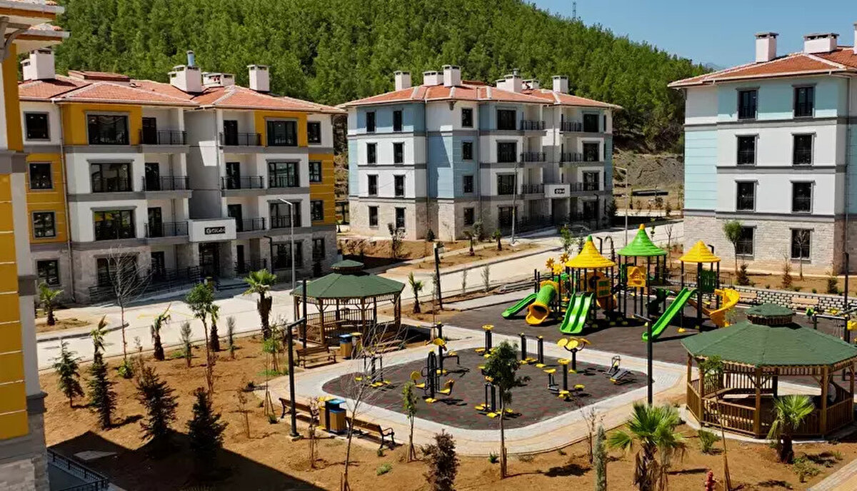 Genel Şartlar ve Gelir Sınırlaması Olacak mı?<br><br>Başvuru yapacak adaylarda bazı temel şartların aranması bekleniyor. Önceki projelerde olduğu gibi, T.C. vatandaşı olmak ve 18 yaşını doldurmuş olmak temel şartlar arasında.<br><br>En çok merak edilen "İkamet şartı" konusunda ise, başvuru yapılacak il sınırları içerisinde en az 1 yıldır ikamet ediyor olmak ya da o il nüfusuna kayıtlı olma şartının aranması öngörülüyor.<br><br>Gelir sınırlaması ise projenin kilit noktalarından biri. Uzmanlar, hanehalkı toplam gelirinin belli bir seviyeyi geçmemesi şartının olacağını belirtiyor. Uzman Özelmacıklı'nın tahmini, hanehalkı gelir sınırının toplamda 3 asgari ücreti geçmeyeceği, yani yaklaşık 60-65 bin TL civarında olabileceği yönünde.<br><br>Ayrıca, başvuru aşamasında kuraya katılım hakkı için 5.000 TL gibi sembolik bir başvuru bedeli alınması da beklentiler arasında.