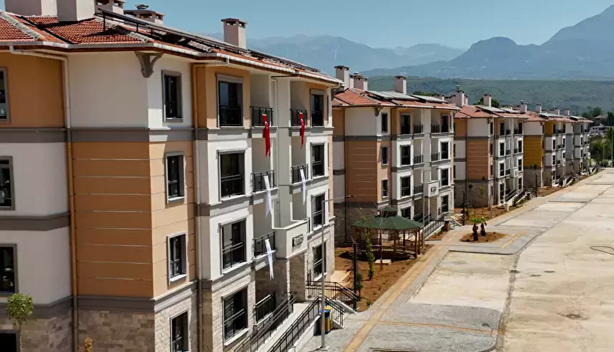 TOKİ Konut Fiyatları ve Ödemeler Nasıl Olacak?<br><br>Yeni sosyal konut projesinde ağırlıklı olarak 2+1 (brüt 80 m² civarı) dairelerin yer alması, 3 çocuklu aileler gibi özel gruplar için ise 3+1 (brüt 120 m² civarı) dairelerin planlanması bekleniyor.<br><br>Fiyatlar henüz resmi olarak açıklanmasa da, 2+1 daireler için tahmini rakamların 2.8 milyon TL ile 3 milyon TL bandında olabileceği değerlendiriliyor.<br><br>Ödeme planının ise vatandaşı zorlamayacak şekilde düzenlenmesi bekleniyor:<br><br>Peşinat: %10 peşinat alınması,<br><br>Vade: Kalan tutar için 240 aya (20 yıl) varan vade imkanı sunulması,<br><br>Taksit Başlangıcı: Taksit ödemelerinin, konut teslim edildikten sonra başlaması,<br><br>Taksit Artışı: Taksitlerin yılda iki kez (Ocak ve Temmuz) memur maaş artış katsayısına göre güncellenmesi bekleniyor.