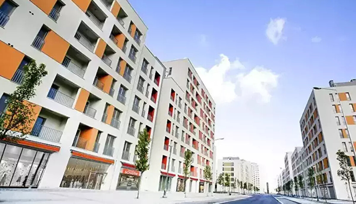 TOKİ 500 Bin Konut Başvuruları Ne Zaman Başlayacak?<br><br>Tüm detaylar bugün Cumhurbaşkanı Erdoğan tarafından netleştirilecek olsa da, başvuru takvimine ilişkin ilk tahminler gelmeye başladı. Gayrimenkul Uzmanı Mustafa Hakan Özelmacıklı, başvuruların bu ayın (Ekim) sonu itibarıyla alınmaya başlayabileceğini ve vatandaşlara ortalama 1.5 ila 2 aylık bir başvuru süresi tanınacağını değerlendirdiğini belirtti. Başvuruların 81 ilde, daha önce valilikler ve belediyeler aracılığıyla arsa ve ihtiyaç tespiti yapılan bölgeler için açılması bekleniyor.