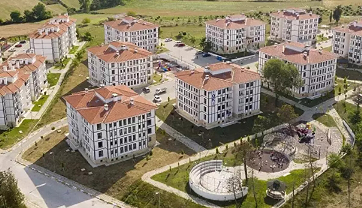 İşte öncelik verilmesi beklenen gruplar:<br><br>Gençler: Gençlere özel %20 civarında bir kontenjan ayrılması planlanıyor.<br><br>Yeni Evliler ve Çok Çocuklu Aileler: 'Aile Yılı' olması nedeniyle yeni evlilere ve özellikle 3 ve üzeri çocuğu olan ailelere öncelik verilecek.<br><br>Emekliler: Belirli bir kontenjan emekli vatandaşlara ayrılacak.<br><br>Şehit ve Gazi Yakınları ile Engelliler: Önceki kampanyalarda olduğu gibi bu gruplar için de özel kontenjanlar olacak.<br><br>Deprem Bölgesi: Depremden etkilenen iller için ekstra bir kontenjan ayrılması bekleniyor.