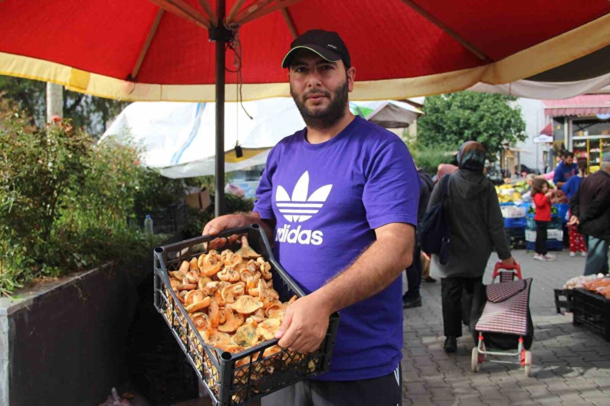Pazarcı Emre Çimen, fiyatların yüksek olmasının nedenini artan ulaşım ve yakıt maliyetlerine bağladı. Çimen; "Gittiğimiz yerler uzak bölgeler. Benzin ve yol masraflarını düşününce ancak bu fiyata satabiliyoruz. İlk hasat olması sebebi ile de fiyatlar bu şekilde" dedi.