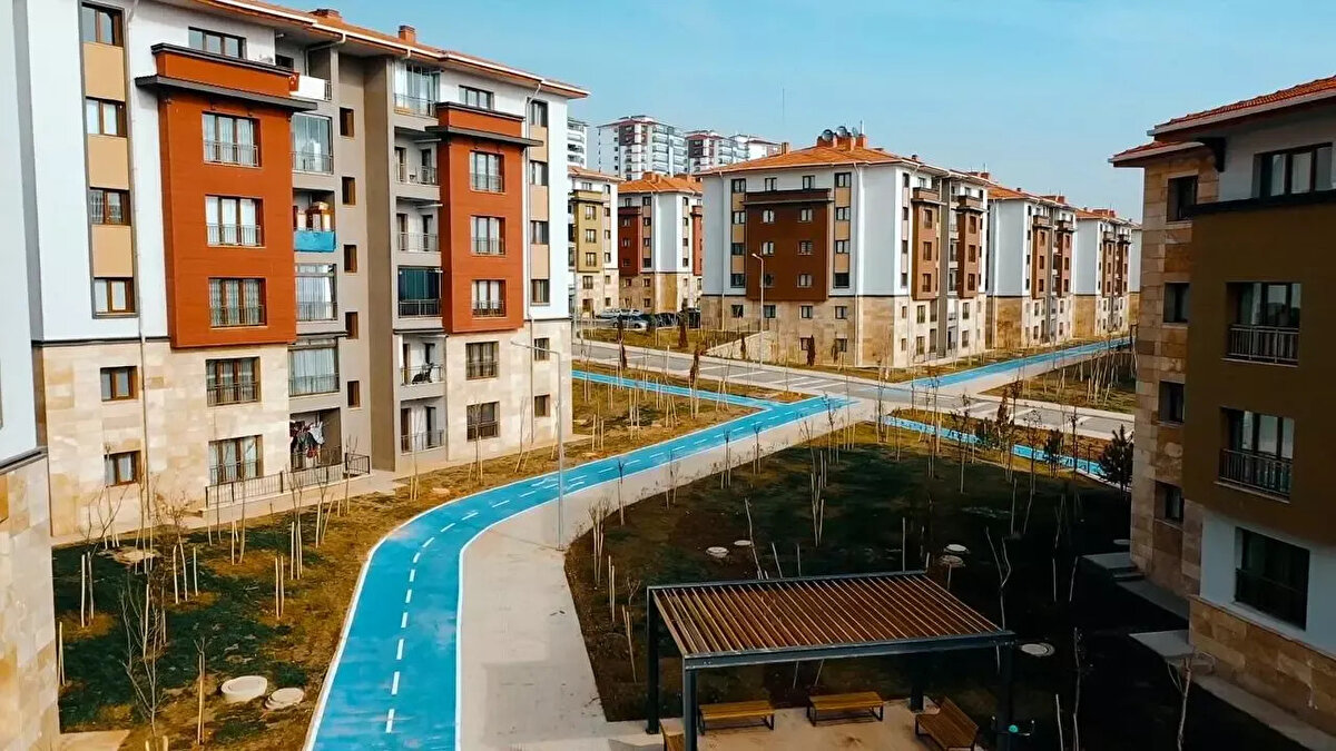 Proje Kapsamında Sosyal Donatılar da İnşa Edilecek<br><br>"Yüzyılın Konut Projesi" sadece konutlardan ibaret olmayacak. Proje kapsamında TOKİ tarafından 500 mahalle konağı, 500 cami, 500 aile sağlığı merkezi, 500 gündüz bakımevi (anaokulu), 500 el sanatları üretim merkezi, 500 spor salonu ve 500 misafirhane de inşa edilecek.